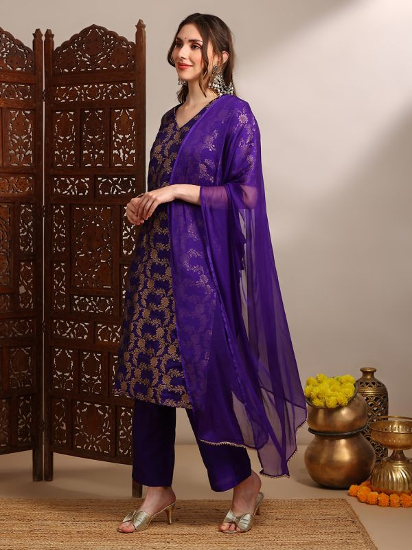Purple Floral Woven Design Festive Set with V-Neck Straight Kurta, Pants & Taping Dupatta – Elegant Short-Sleeve Ethnic Ensemble
