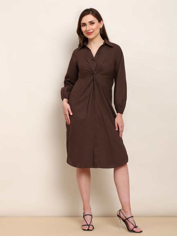 Chic Brown Midi Shirt Dress with Collared Neck, Bishop Sleeves & Front Twist Knot – Elegant Curved Hem Workwear Style