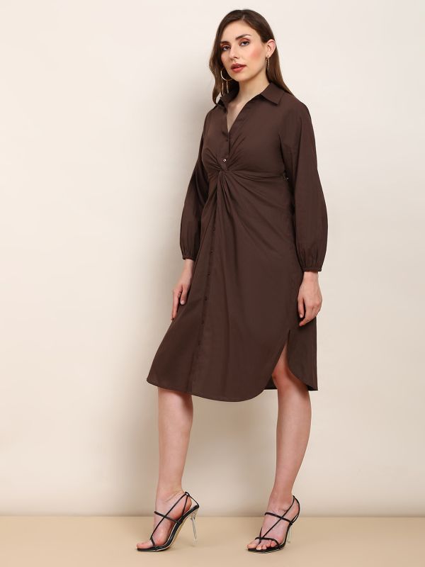 Chic Brown Midi Shirt Dress with Collared Neck, Bishop Sleeves & Front Twist Knot – Elegant Curved Hem Workwear Style