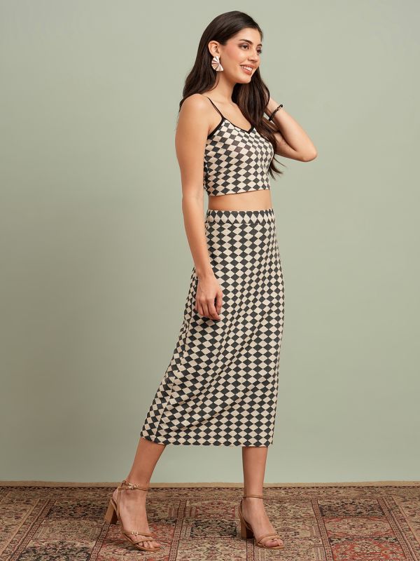Black Abstract Print Resort Co-Ord Set with V-Neck Strap Crop Top & Flared Skirt – Perfect for Vacation & Brunch Looks