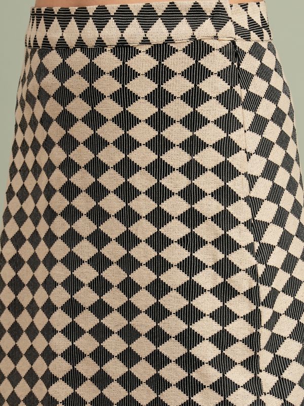 Black Abstract Print Resort Co-Ord Set with V-Neck Strap Crop Top & Flared Skirt – Perfect for Vacation & Brunch Looks